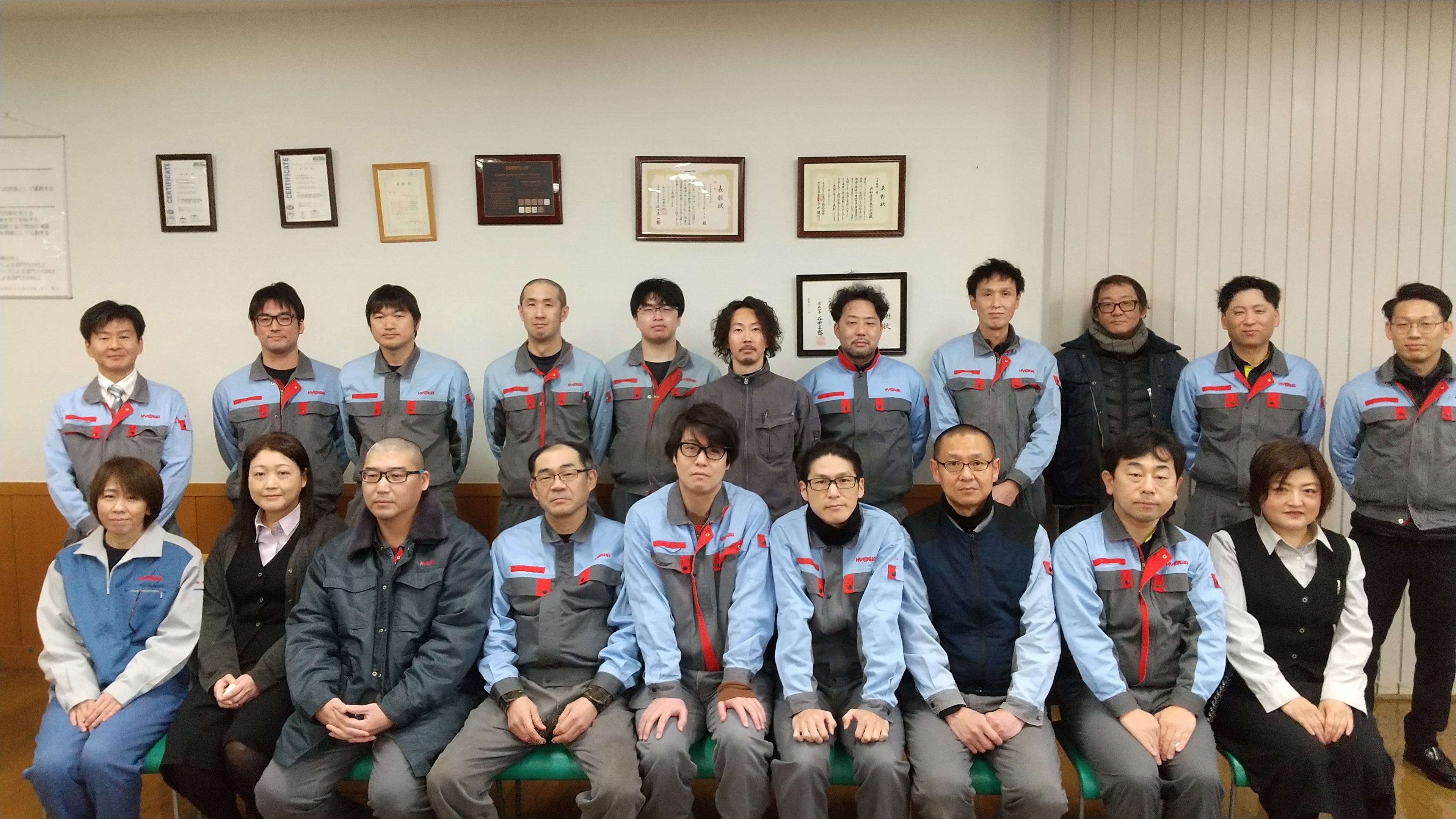永年勤続表彰を行いました。